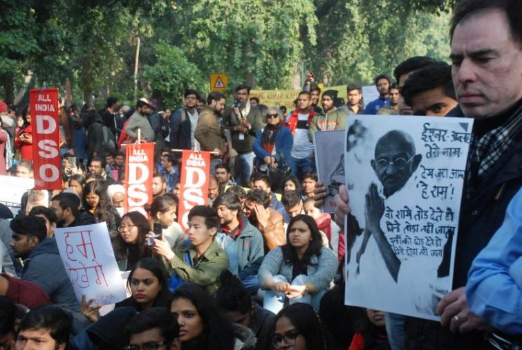 JNU students refuse to stop march towards Rashtrapati Bhavan, clash with police