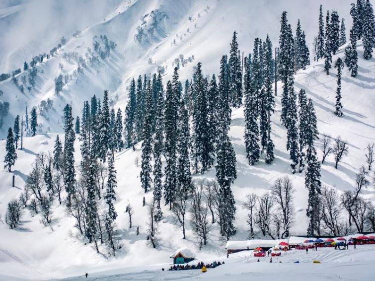 Sunny day in Capital: Snow in Kashmir closes NH