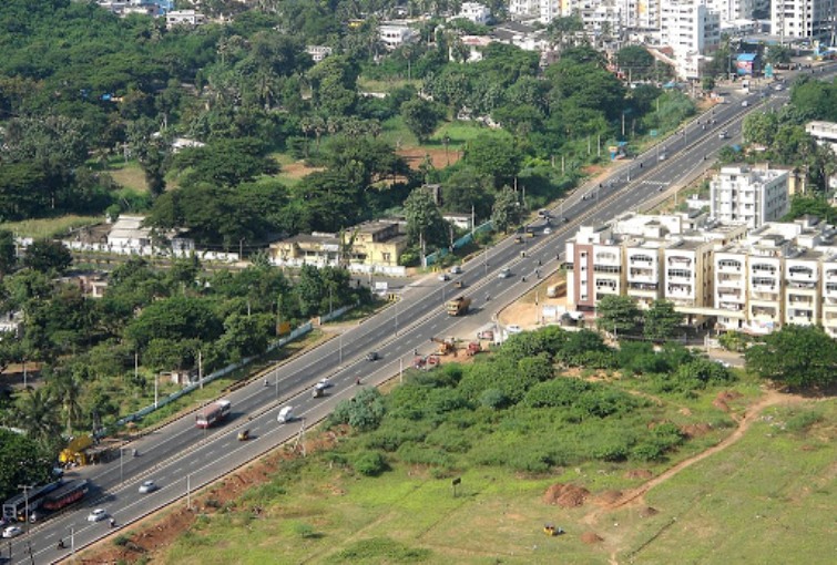 HP gas tanker leaks paralysing traffic on National Highway in Andhra Pradesh