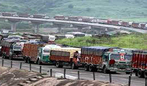 Vehicles leave Jammu for Srinagar on Kashmir highway
