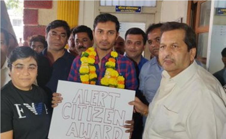 Uber cab driver who handed over passenger to cop over 'anti-CAA conversation' awarded by Mumbai BJP