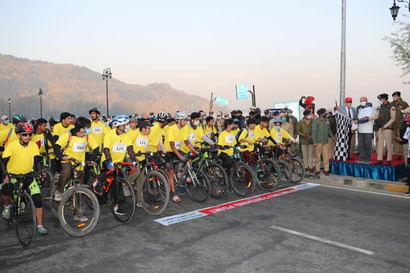 J&K Police organise Cycle race “Pedal for Peace”
