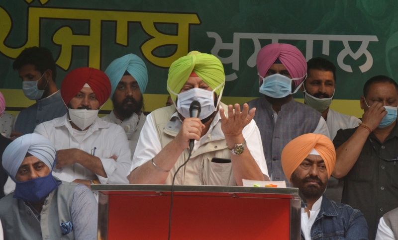 Punjab CM Amarinder Singh stages protest in Delhi