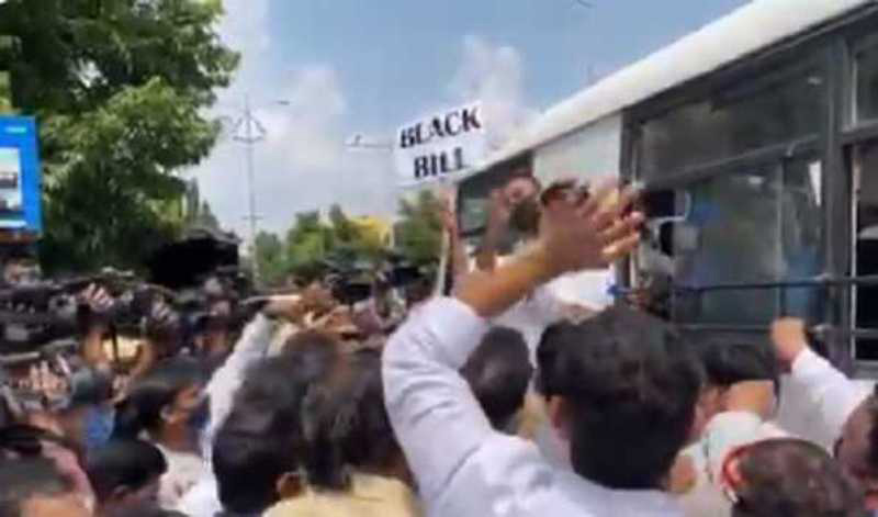Farm Bills: Police arrest Congress leaders for staging protest after not allowing them to meet Telangana Guv
