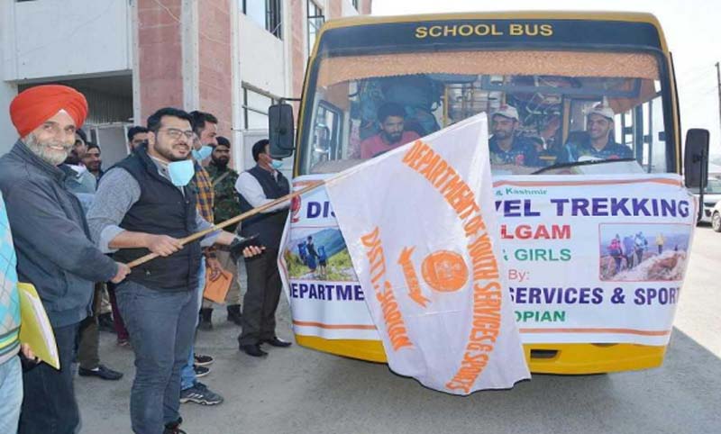 Jammu and Kashmir: DC Shopian flags-off 30 students for Trekking Expedition to Pahalgam   