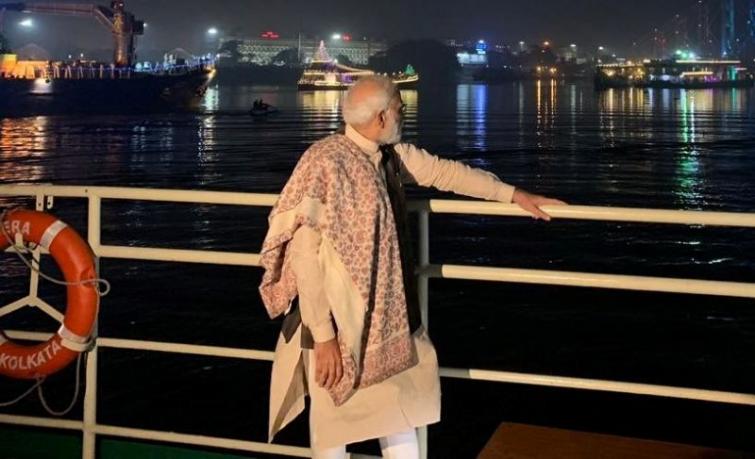 PM Modi cruises through Kolkata despite Left protests, Mamata makes 'courtesy' visit