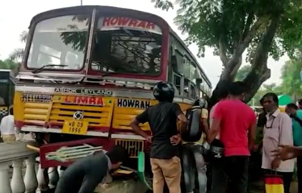 Kolkata: One dead, 12 injured as minibus rams into bike, roadside wall near Fort Willam