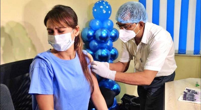 Mimi Chakraborty taking vaccine which later turned out to be fake