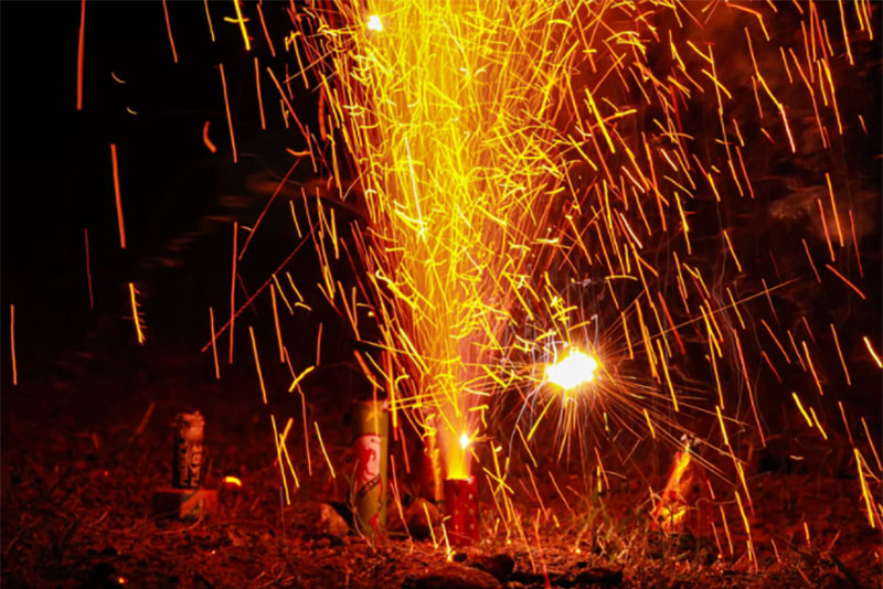 Delhi: 143 people held for bursting firecrackers