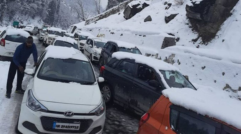 Himachal Pradesh: 300 tourists stranded in their vehicles rescued by police
