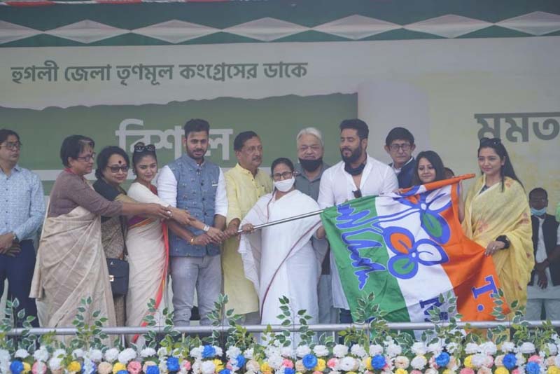 Bengal: Indian cricketer Manoj Tiwari, Tollywood celebrities join Trinamool Congress