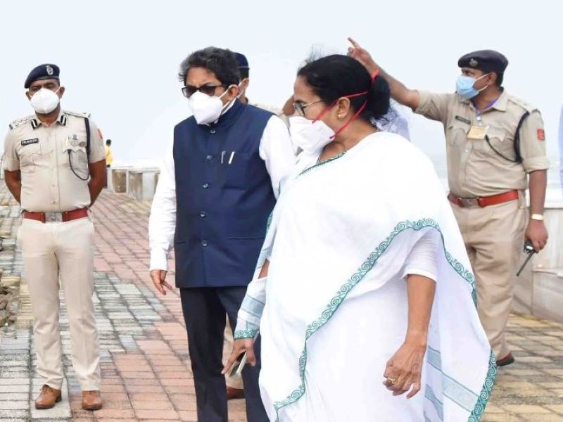 (From L to R) Alapan Bandyopadhyay (in blue jacket) and Mamata Banerjee (Image Credit: UNI)