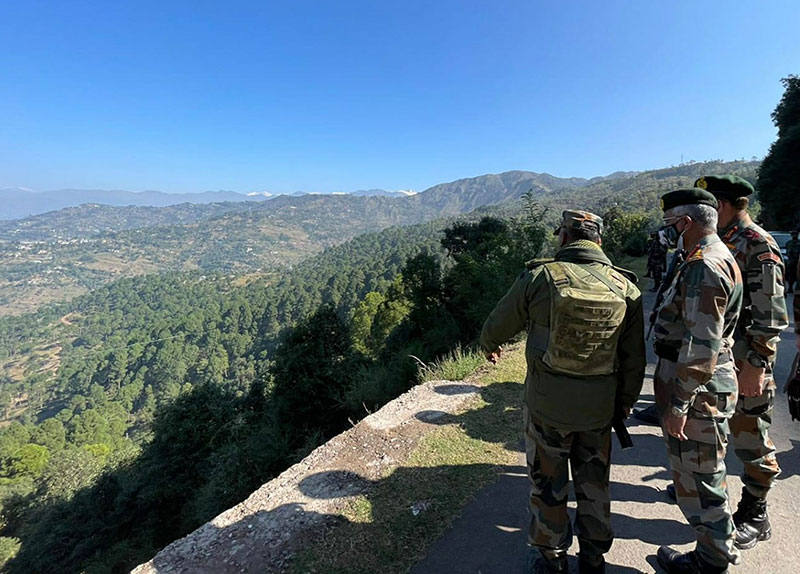 Army Chief Naravane visits forward areas of Rajouri, Poonch, reviews security situation