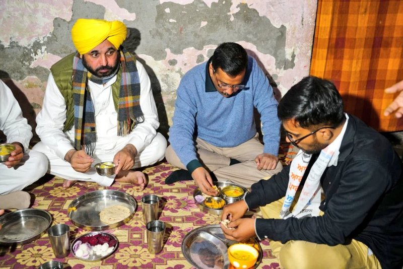 Arvind Kejriwal gets dinner invite at auto driver's home. He accepts