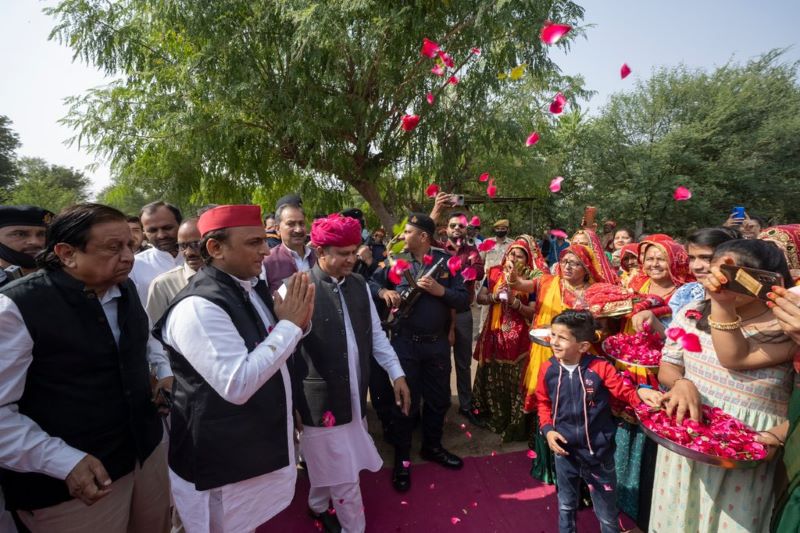 Purvanchal Eway row: Akhilesh Yadav wants Samajwadis to shower petals and inaugurate