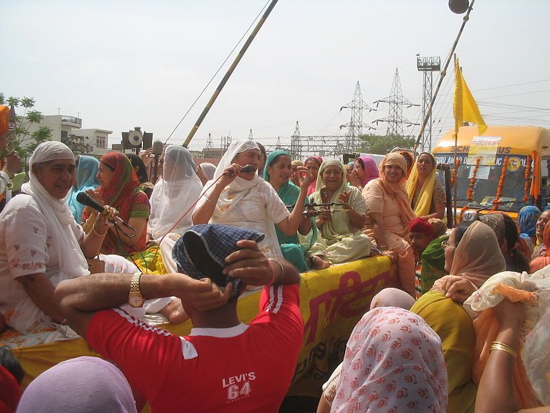 Maharashtra: Sikh women stage sit in demonstration