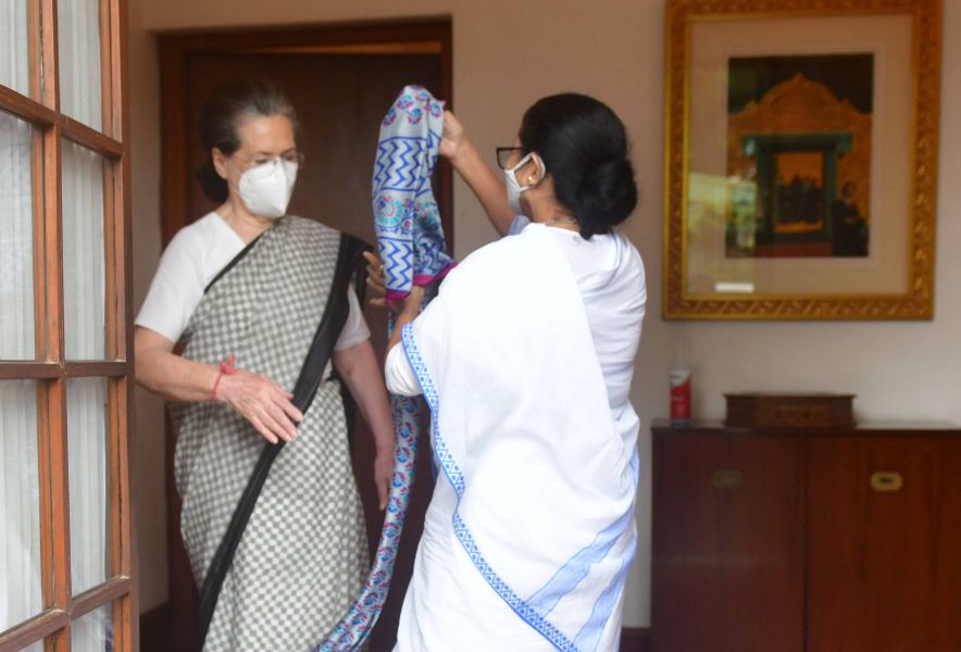 Mamata Banerjee greets Sonia Gandhi (Image Credit: UNI)