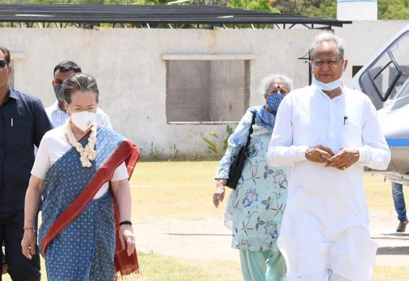 Congress prez poll: Ashok Gehlot apologises to Sonia Gandhi, offers to drop out of race