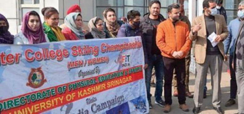 Kashmir University's VC flags off girl students contingent for snow skiing course