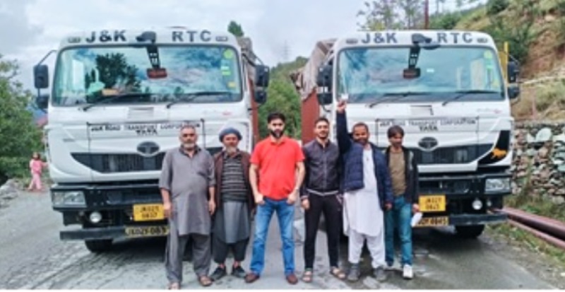 JK nomads wave farewell to journey by foot, being provided transport facility by the govt