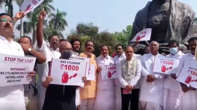 Congress MPs stage protest against price rise in Parliament complex