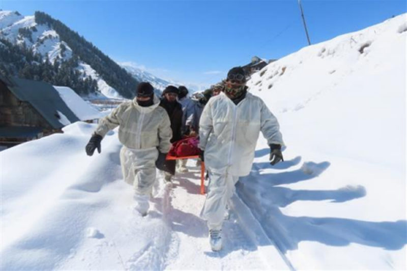 Kashmir: Chinar Corps evacuate woman to hospital from snow-bound area of Bandipora