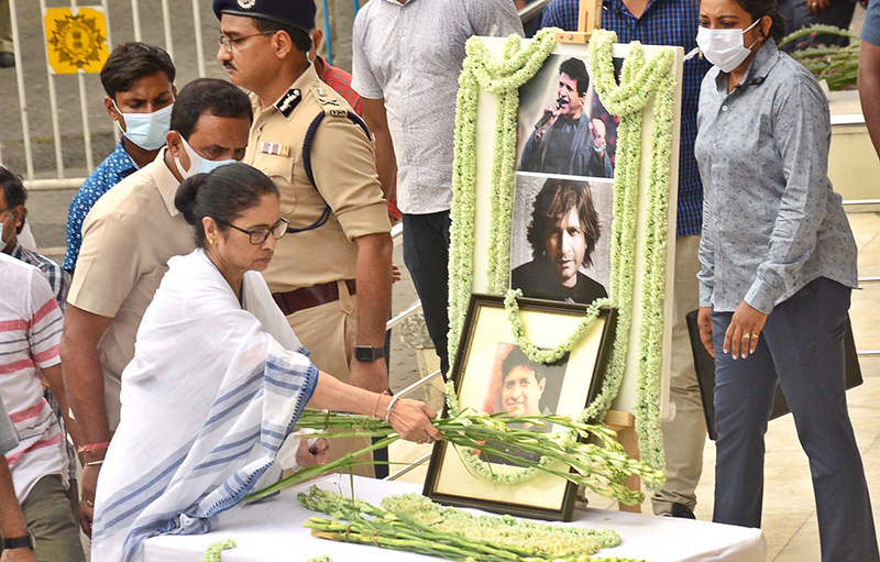 Mamata Banerjee paying floral tributes to KK/ credit: Avishek Mitra/IBNS