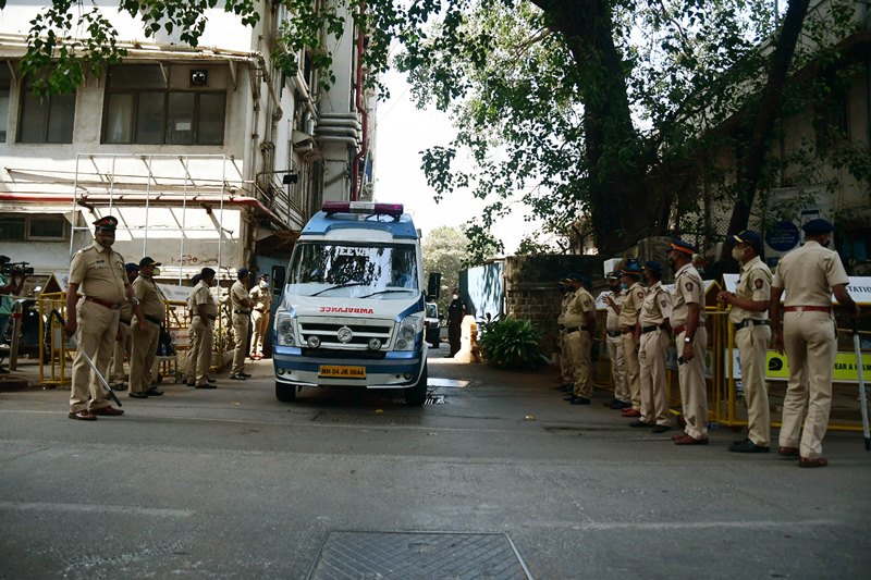 MUMBAI, FEB 6 (UNI)-An ambulance carrying the body of Late Lata Mangeshkar arrives at her residence 