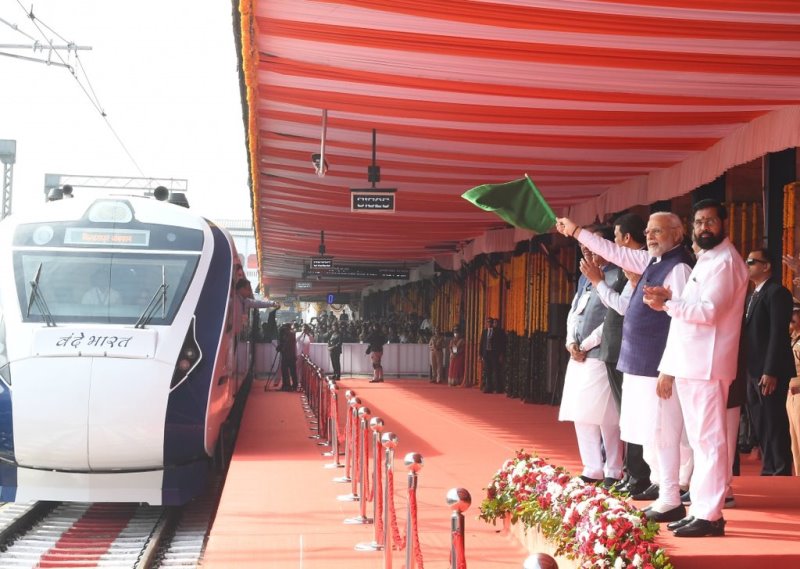PM Modi flags off Vande Bharat Express in Nagpur