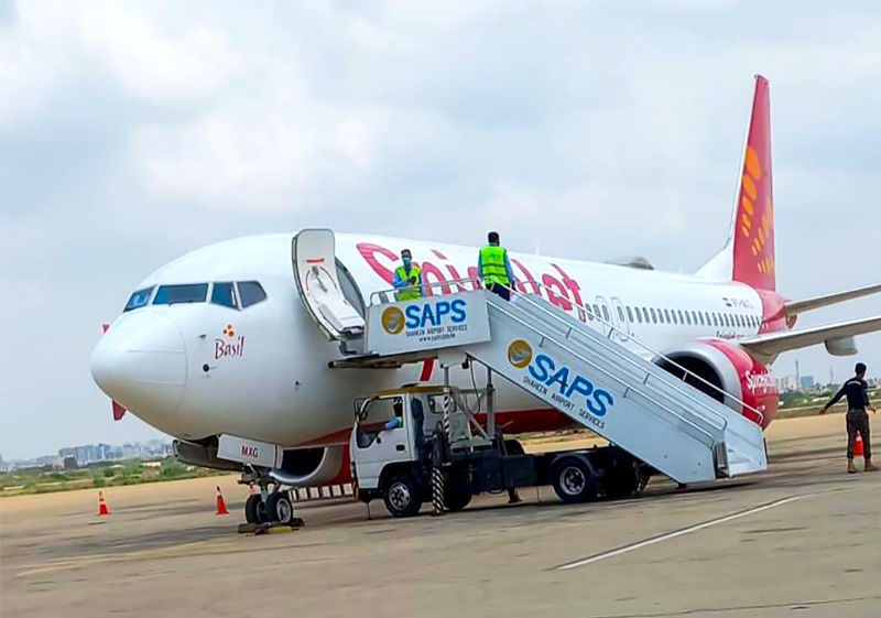 KARACHI, JUL 5 (UNI):- A SpiceJet flight with 150 passengers onboard on way to Dubai from Delhi made an emergency landing at Karachi Airport, Pakistan due to technical snag on Tuesday.