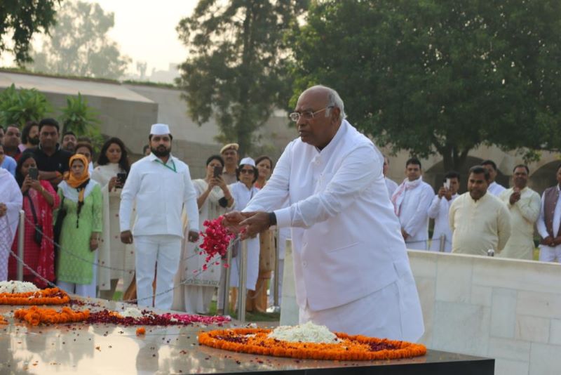 Mallikarjun Kharge paying tribute to Mahatma Gandhi at Rajghat, New Delhi | Image Credit: Twitter/Congress