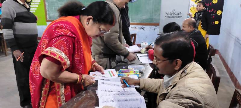 FIR against Kanpur mayor for sharing her photos casting vote on WhatsApp
