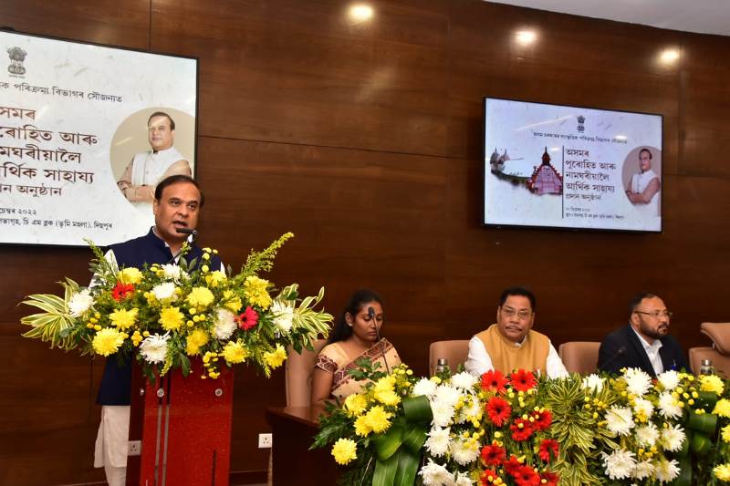 Assam: Himanta Biswa Sarma formally hands over Rs 10,000 each to Covid-hit priests