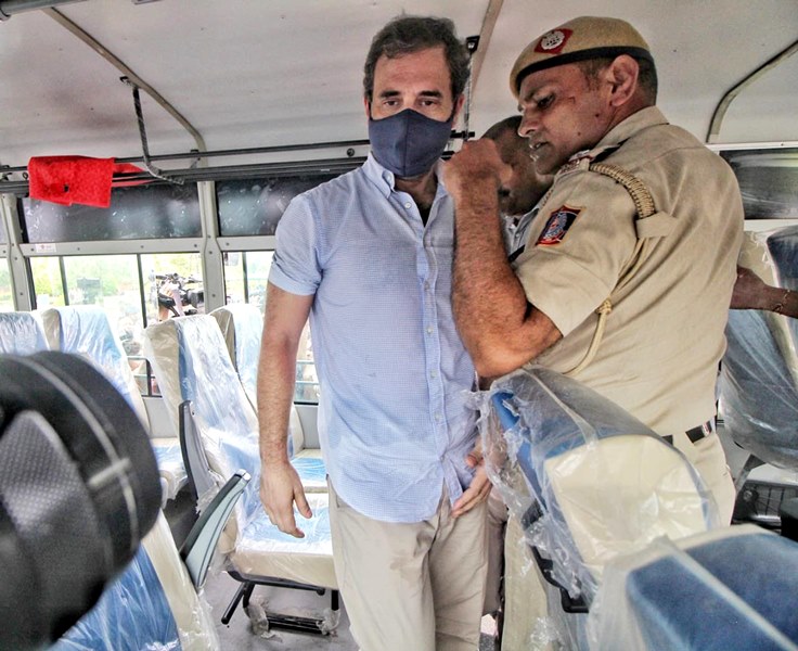 NEW DELHI, JUL 26 (UNI):- Congress leader Rahul Gandhi being detained during a protest against summoning of party President Sonia Gandhi by ED in New Delhi on Tuesday.