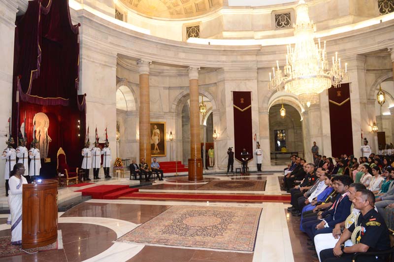 Youth delegation from Bangladesh call on Indian President Murmu