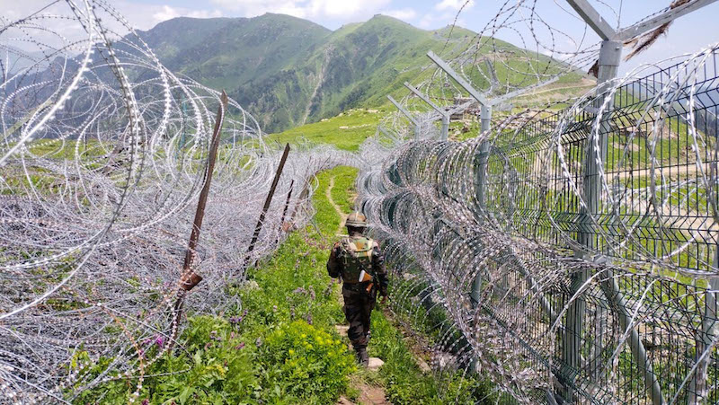 Pakistani Infiltration: Ceasefire or not, Indian soldiers aggressively guard LoC