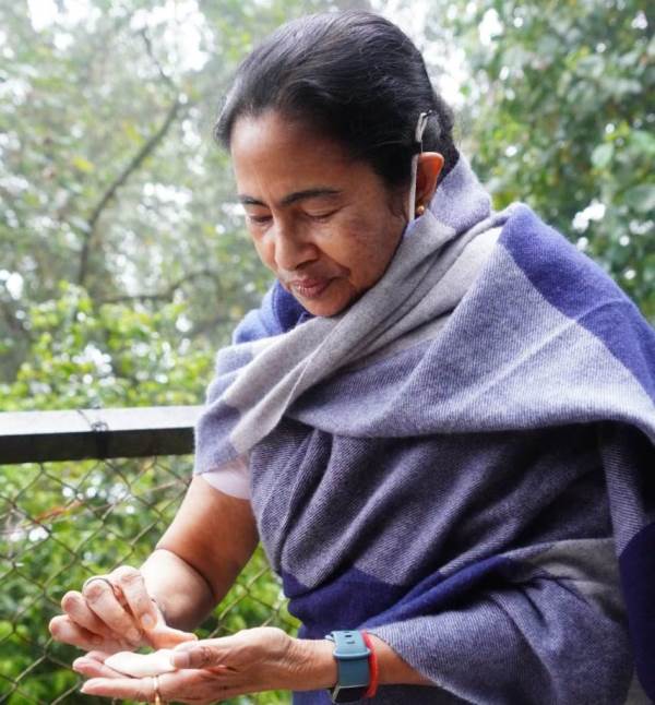 Mamata Banerjee turns momo-maker in Darjeeling