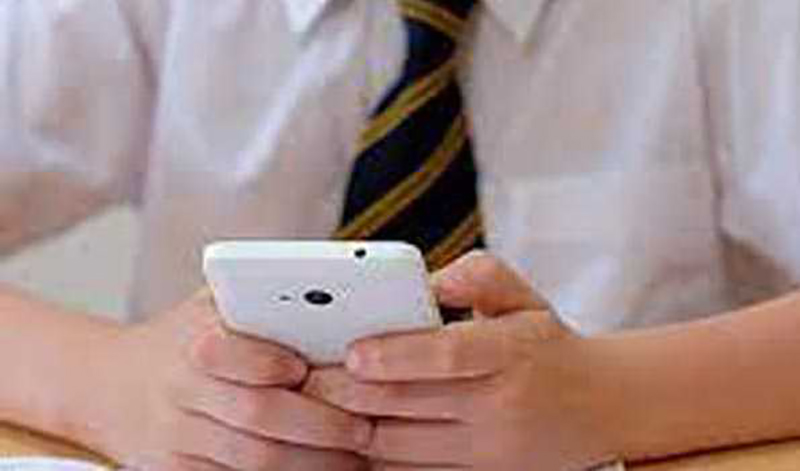 Maharashtra govt bans mobile phones in schools