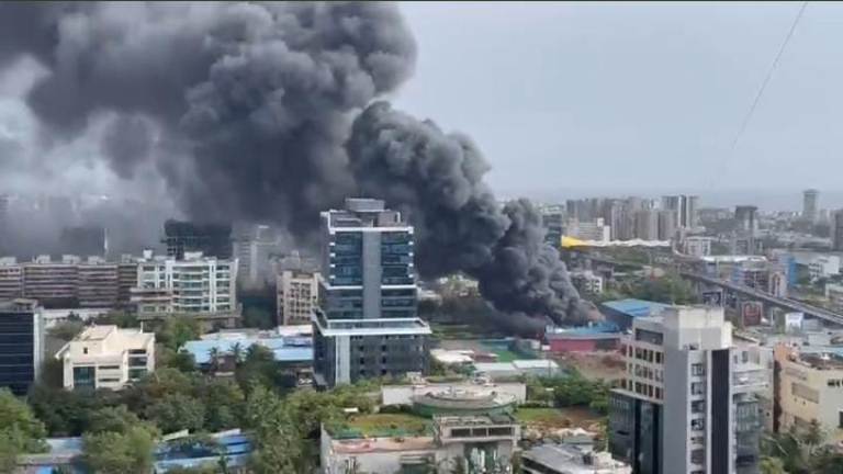 1 dead in massive fire in Mumbai's Andheri