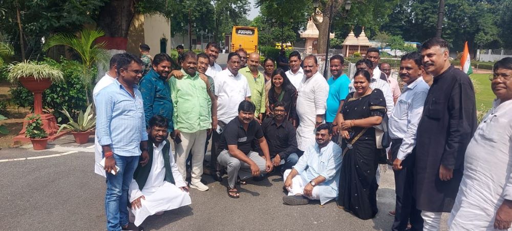 Amid poaching fears, Jharkand CM Hemant Soren spends a day bonding with ruling MLAs