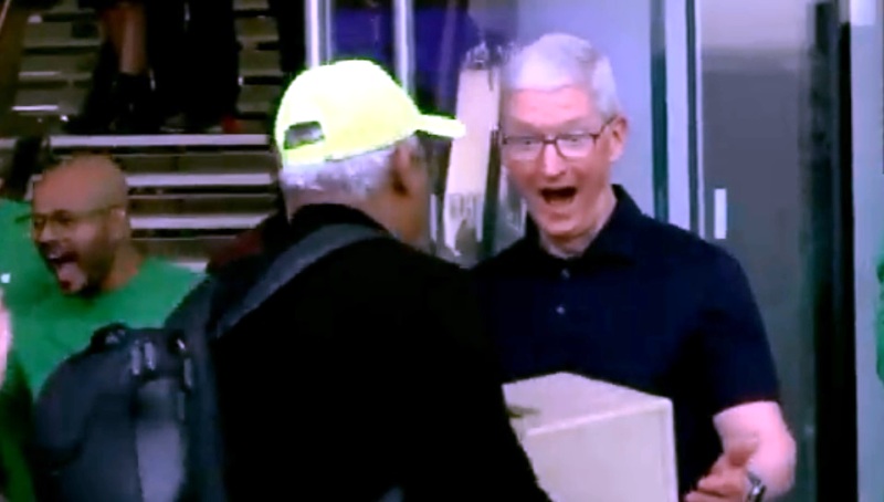 Man walks in with old Apple Mackintosh computer at Mumbai store launch, leaves CEO Tim Cook surprised