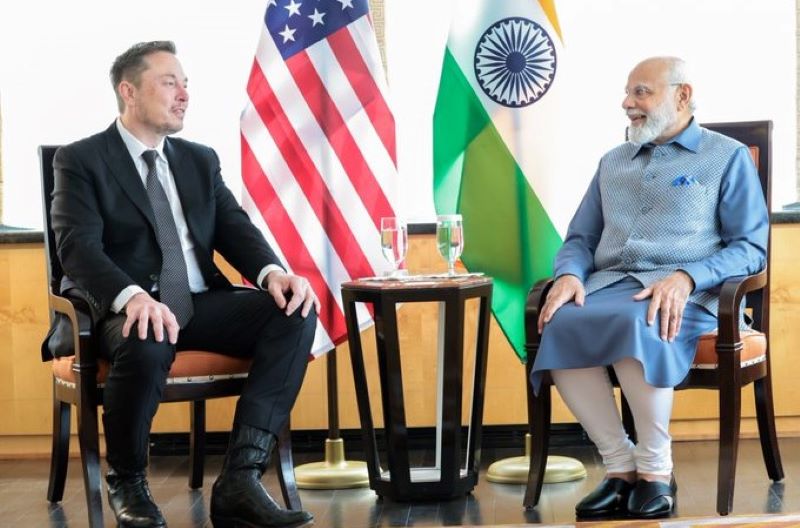Elon Musk (L) with PM Modi (R) | Image Credit: Twitter/PIB