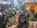 Kashmir: Police rescue 250 tourists stuck in Gulmarg