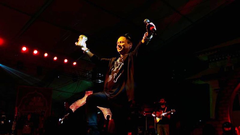 Bottles thrown at Kailash Kher during Hampi concert, singer reacts