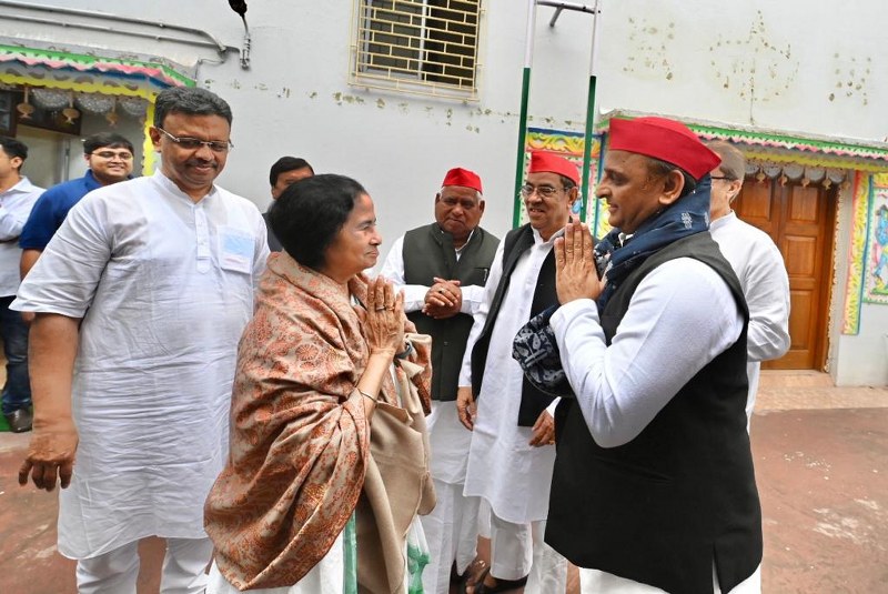 Akhilesh Yadav meets Mamata Banerjee in Kolkata; both agree on new front without Congress