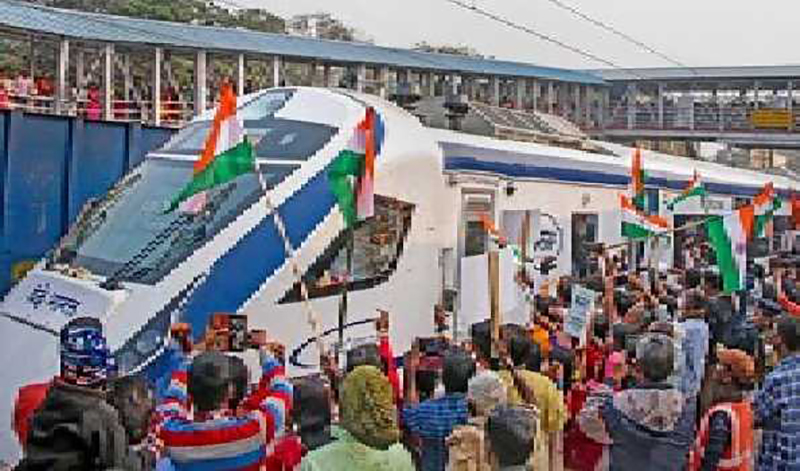 Bengal: Slugfest continues between TMC and BJP over stone throwing on Vande Bharat Express