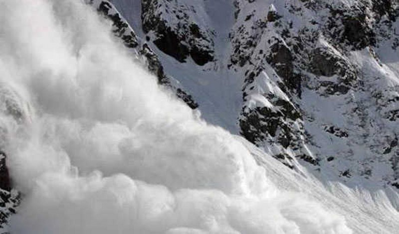 Amid inclement weather, authorities issues avalanche warning in 12 districts of Kashmir