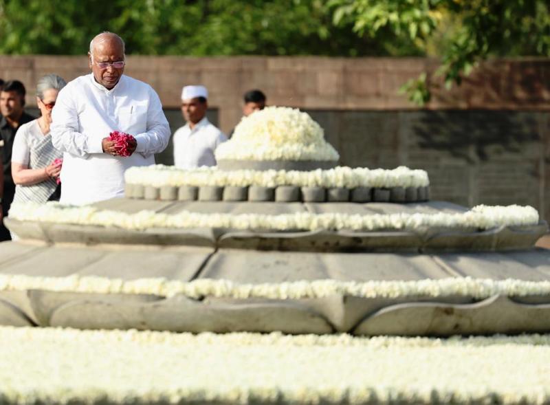 Mallikarjun Kharge, Sonia Gandhi pay homage to Rajiv Gandhi on his death anniversary