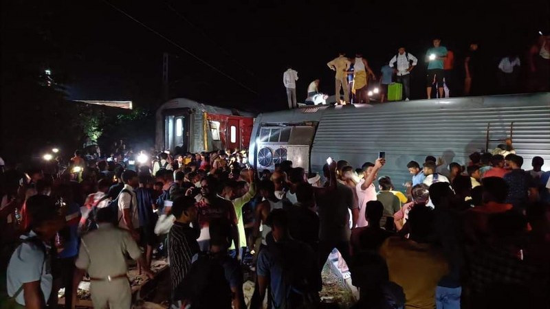 4 dead, several injured as Kamakhya-bound North East Express derails in Bihar's Buxar; rescue op underway