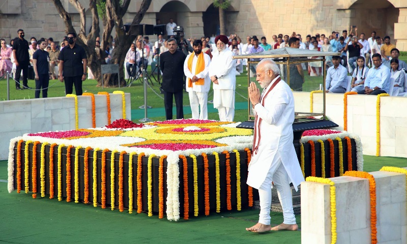 Narendra Modi pays tribute to Mahatma Gandhi, says his 'teachings continue to illuminate our path'
